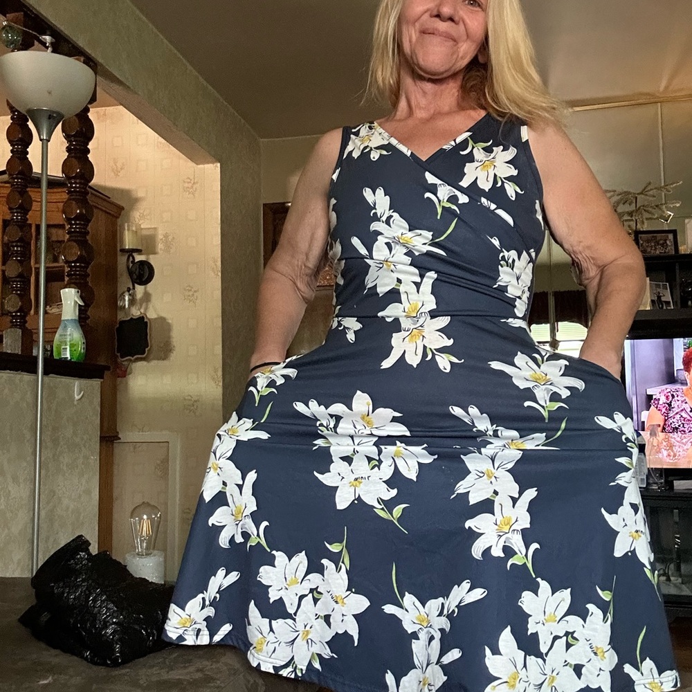 Adorable blue floral dress with pockets
